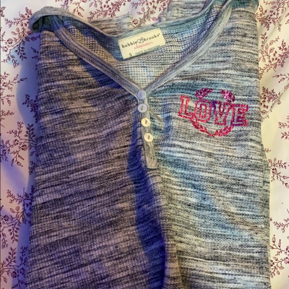 gray long sleeve shirt